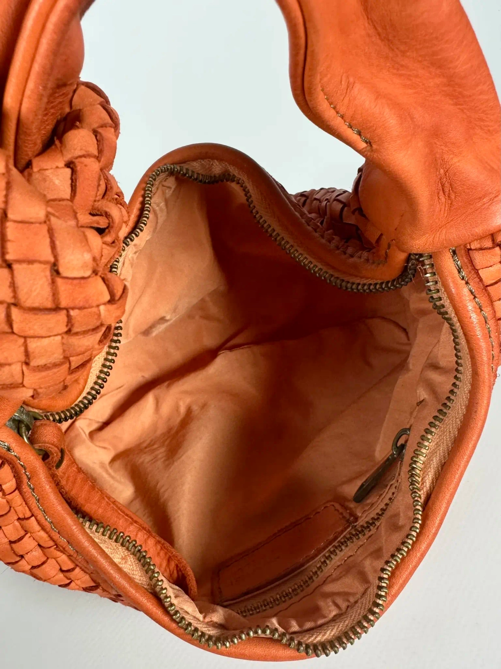 Женская сумка из натуральной винтажной кожи оранжевого цвета