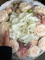 Сборный букет из гортензии, кустовых пионовидных роз и диантусов