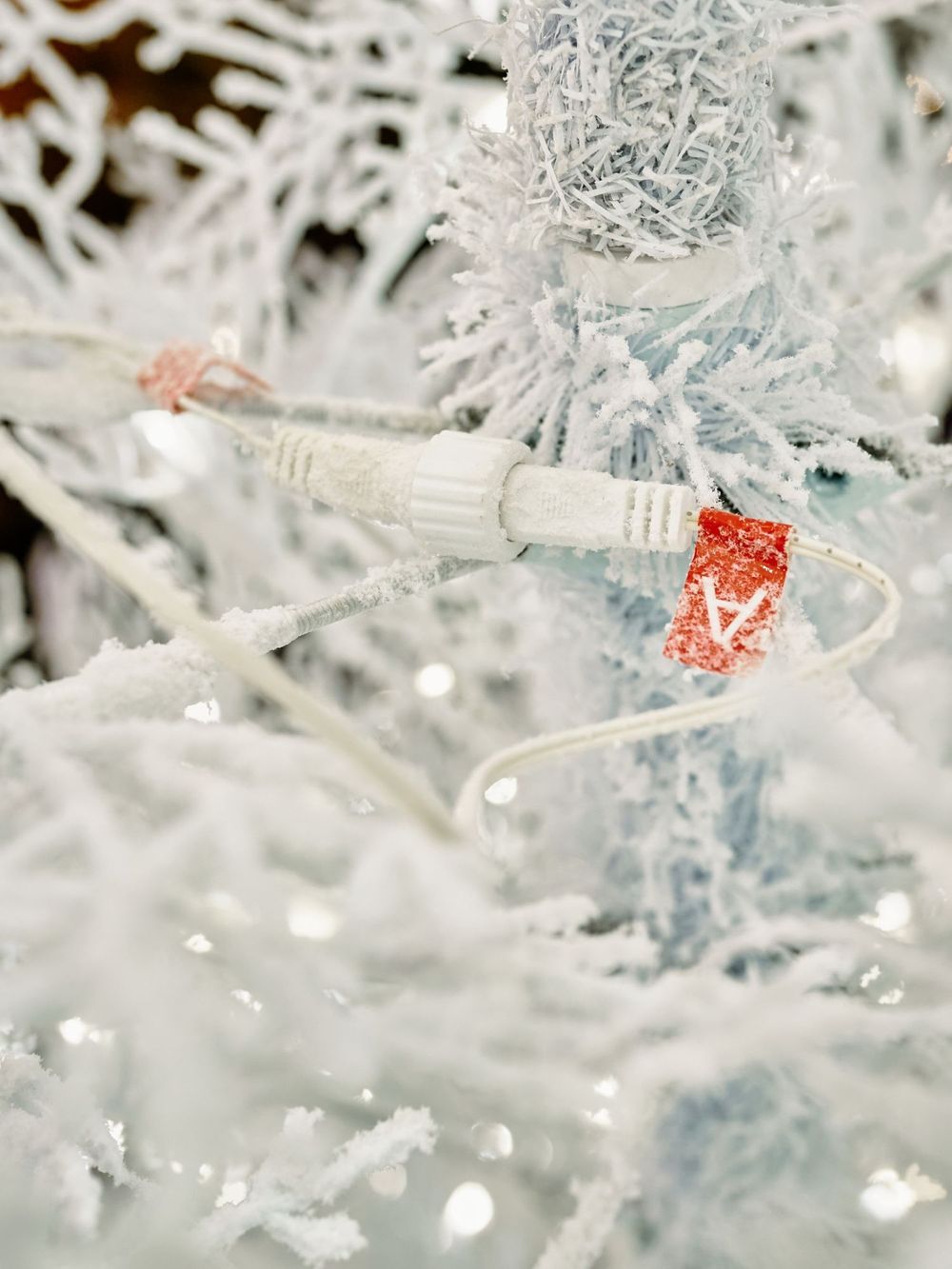 Искусственная белая елка с гирляндой встроенной «Normandia» Нормандия (коралловые ветки) от 2,1 м до 2,4 м