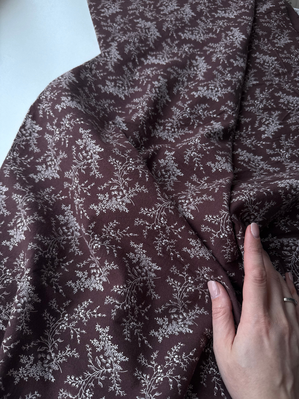 Фланель Грация на шоколадном фоне