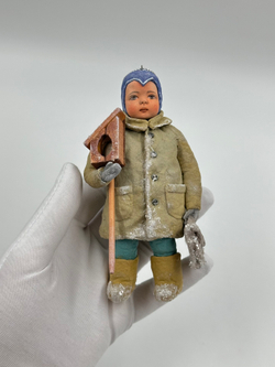 Ёлочное украшение в винтажном стиле «Мальчик со скворечником»