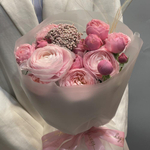 Букет из кустовой розы Сильва Пинк и ранункулюсов. Авторский букет Chalet Green