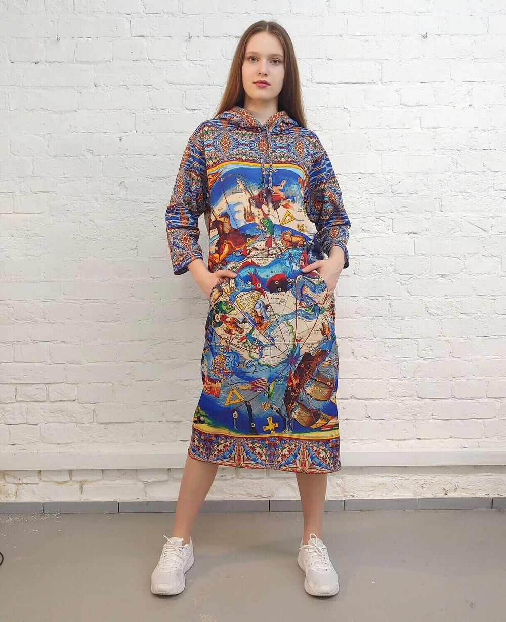Платье с капюшоном "Яркие созвездия", по мотивам иллюстраций из Небесного атласа Андреаса Целлариуса «Гармония Макрокосмоса»
