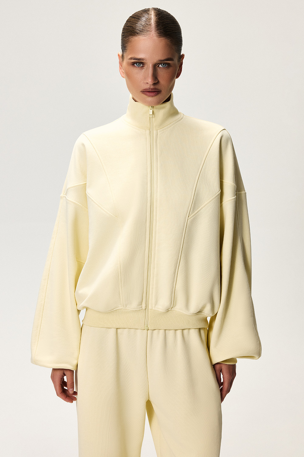 Олимпийка с рельефными швами Ваниль