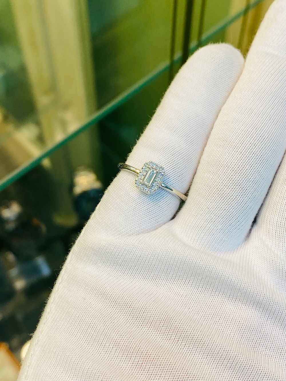 Золотое кольцо с бриллиантами Sokolov 585 пробы