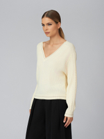 Женский джемпер молочный с V-образным вырезом