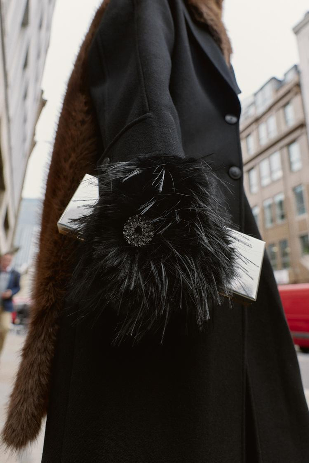 ZARA МИТЕНКИ ИЗ ИСКУССТВЕННОГО МЕХА С ДЕКОРАТИВНЫМИ КАМНЯМИ, ЧЕРНЫЙ