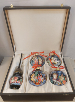 Сувенирный набор из 4-х новогодних шаров и наконечника с ручной росписью Палех