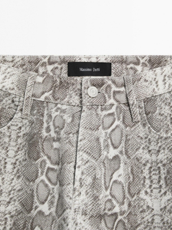 Massimo Dutti Джинсы классического кроя из хлопка со змеиным принтом, серый