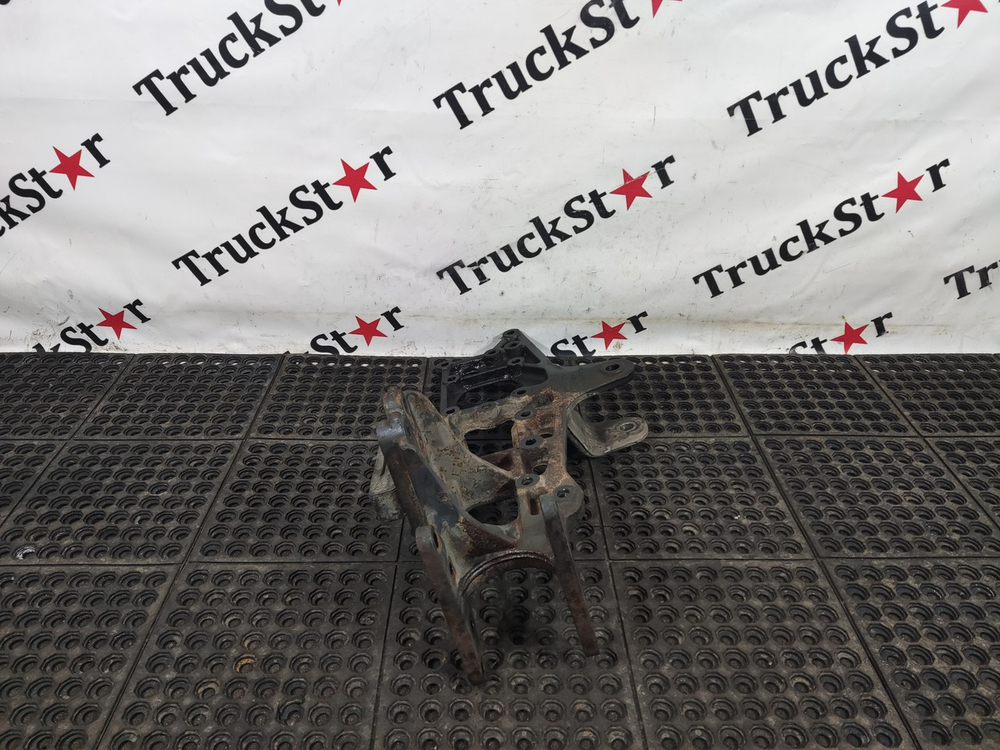 Кронштейн передней рессоры левый