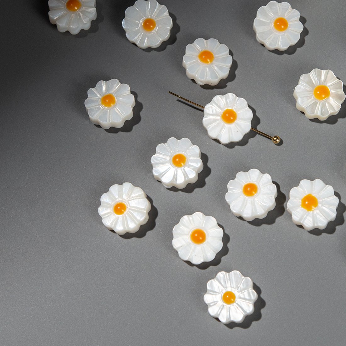 Ромашка из белого перламутра речных ракушек 10мм, сквозное отверстие