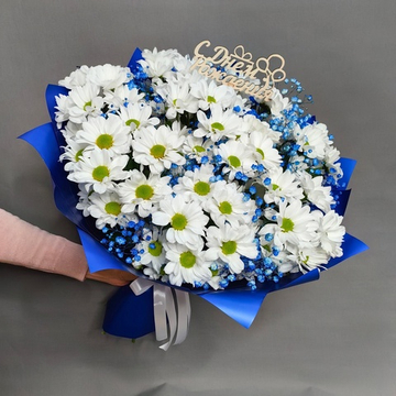 Букет из 9 кустовых хризантем сорта "KENNEDY WHITE" и синей гипсофилой