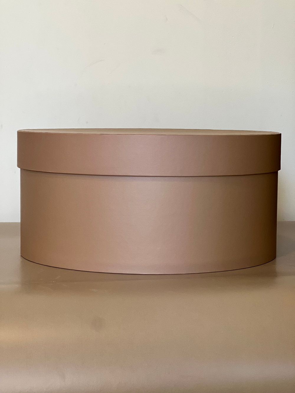 Короткая коробка D 32 см . Цвет: Крафт . Розница 550 рублей .