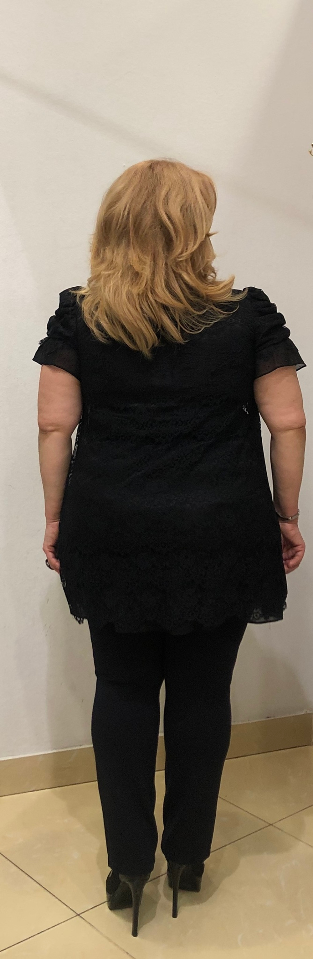 Стильное черное платье с гипюровыми вставками