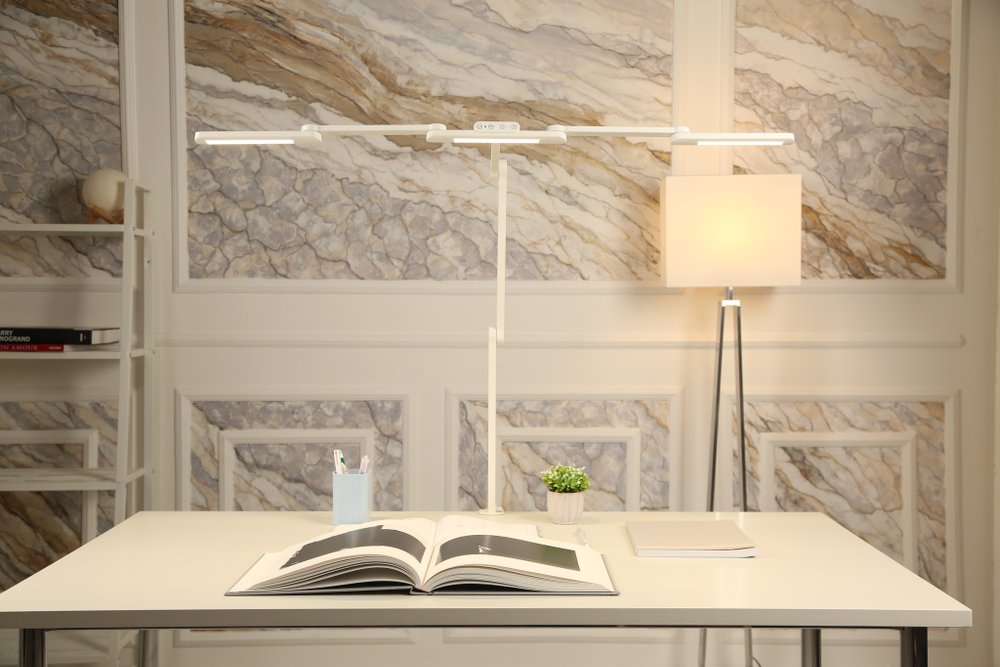 Светильник FRIENDME бестеневой настольный на струбцине светодиодный No. 3 белый с тройным источником света. Яркость - 1300 lum. 24W.