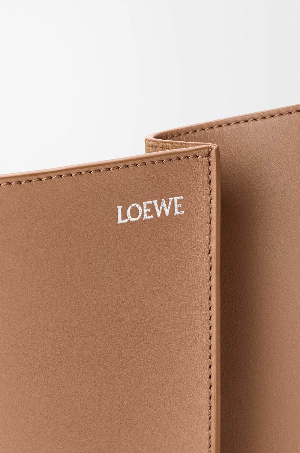 Loewe Средняя сумка-ведро Bilbao из гладкой телячьей кожи, мокко