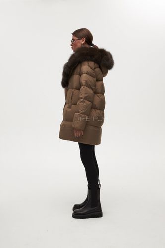 Коричневый удлиненный пуховик с v-образным меховым воротником