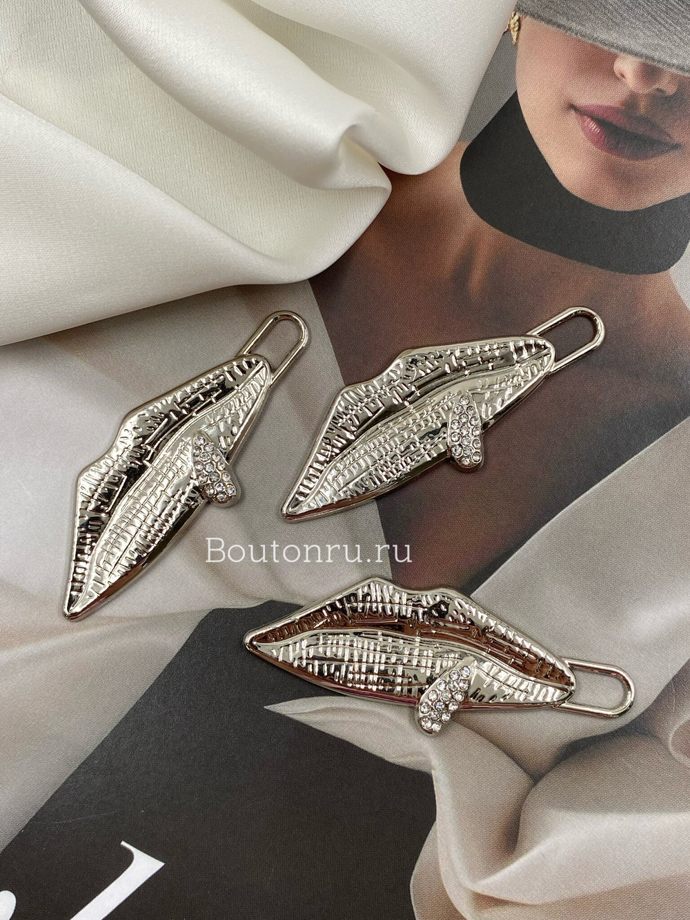 Пуллер для молнии / подвеска "Губы" серебристый Скиап.