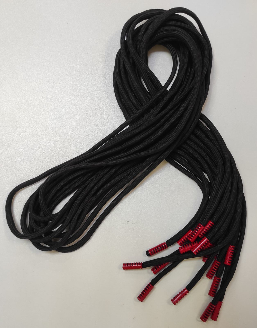 Шнурок, цвет- Черный с красным наконечником