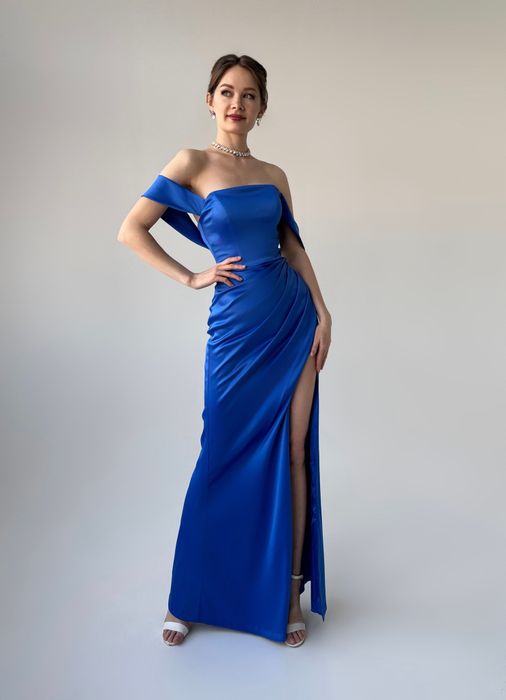 Нарядное платье со спущенными плечами и разрезом (синий)