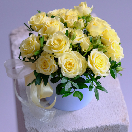 Купить Нежная композиция с ванильными кустовыми розами в шляпной коробке