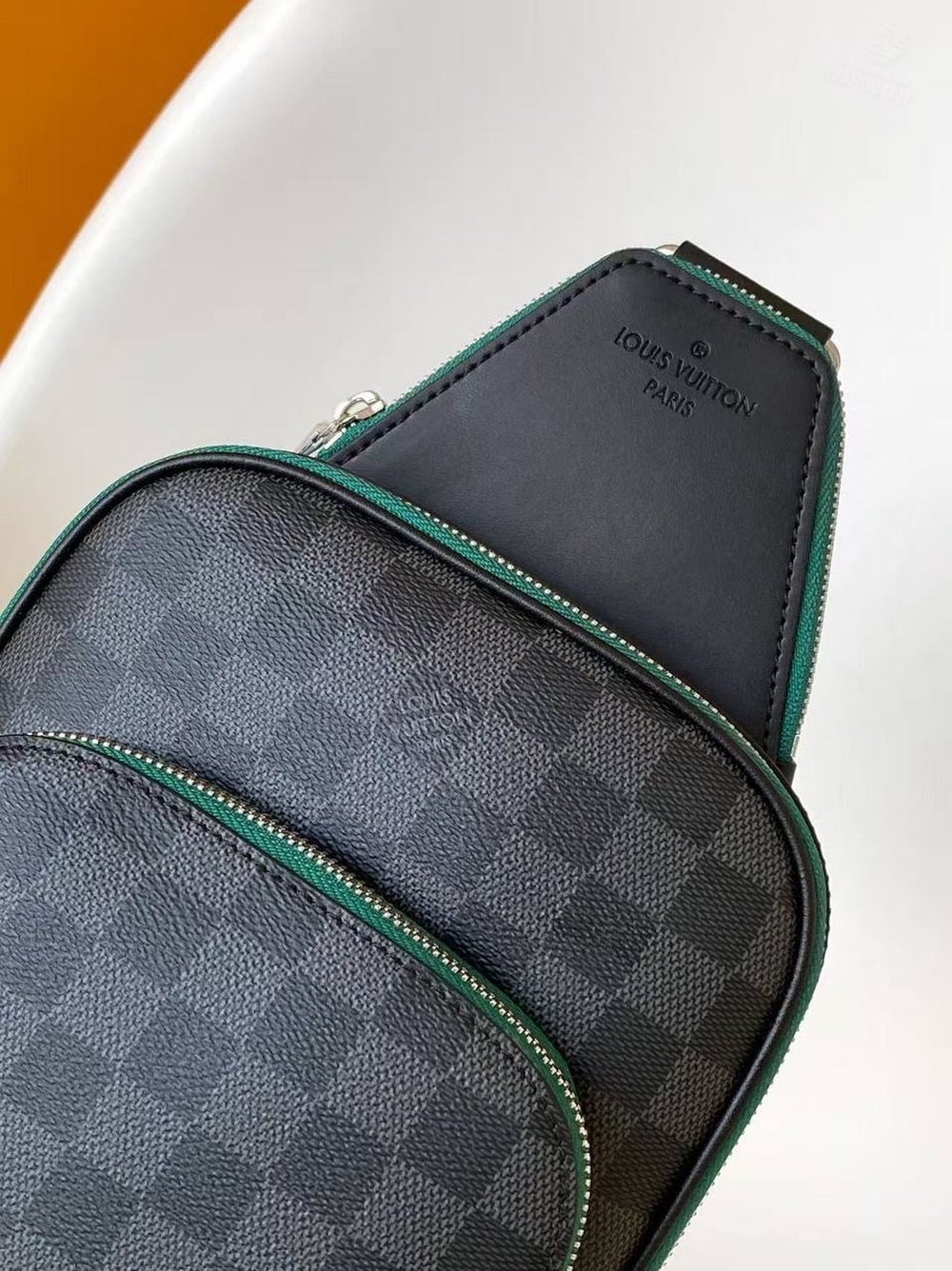 Сумка-слинг Louis Vuitton Avenue