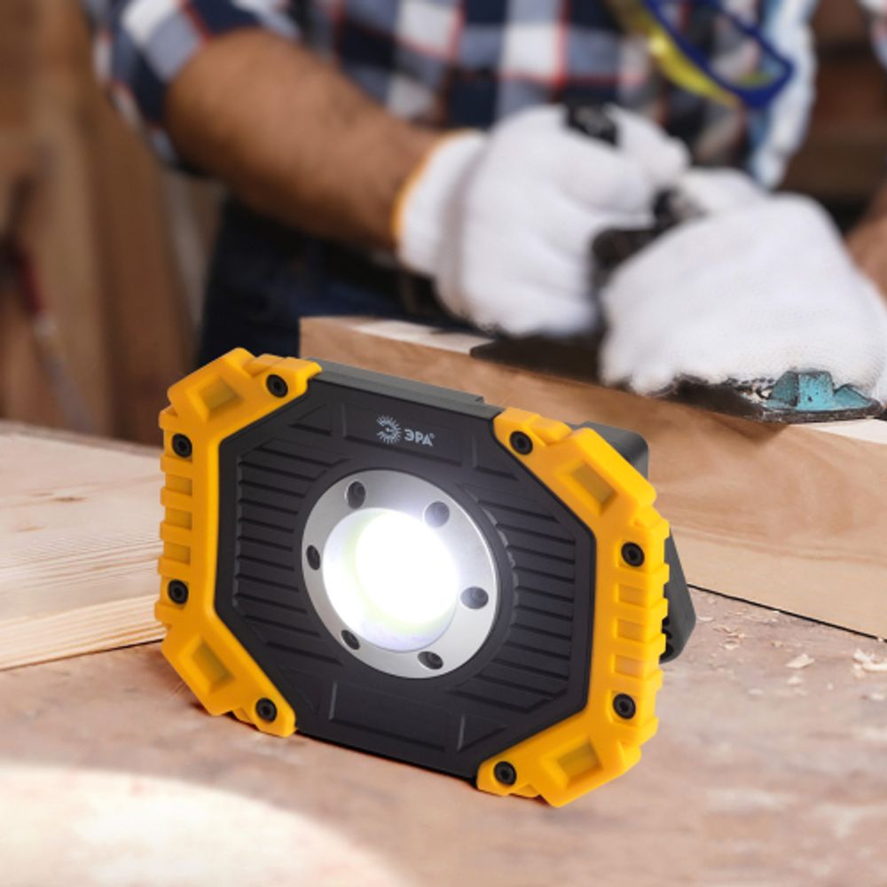 Светодиодный фонарь ЭРА Рабочие Практик PA-802 прожектор аккумуляторный 15Вт, COB, 6 режимов