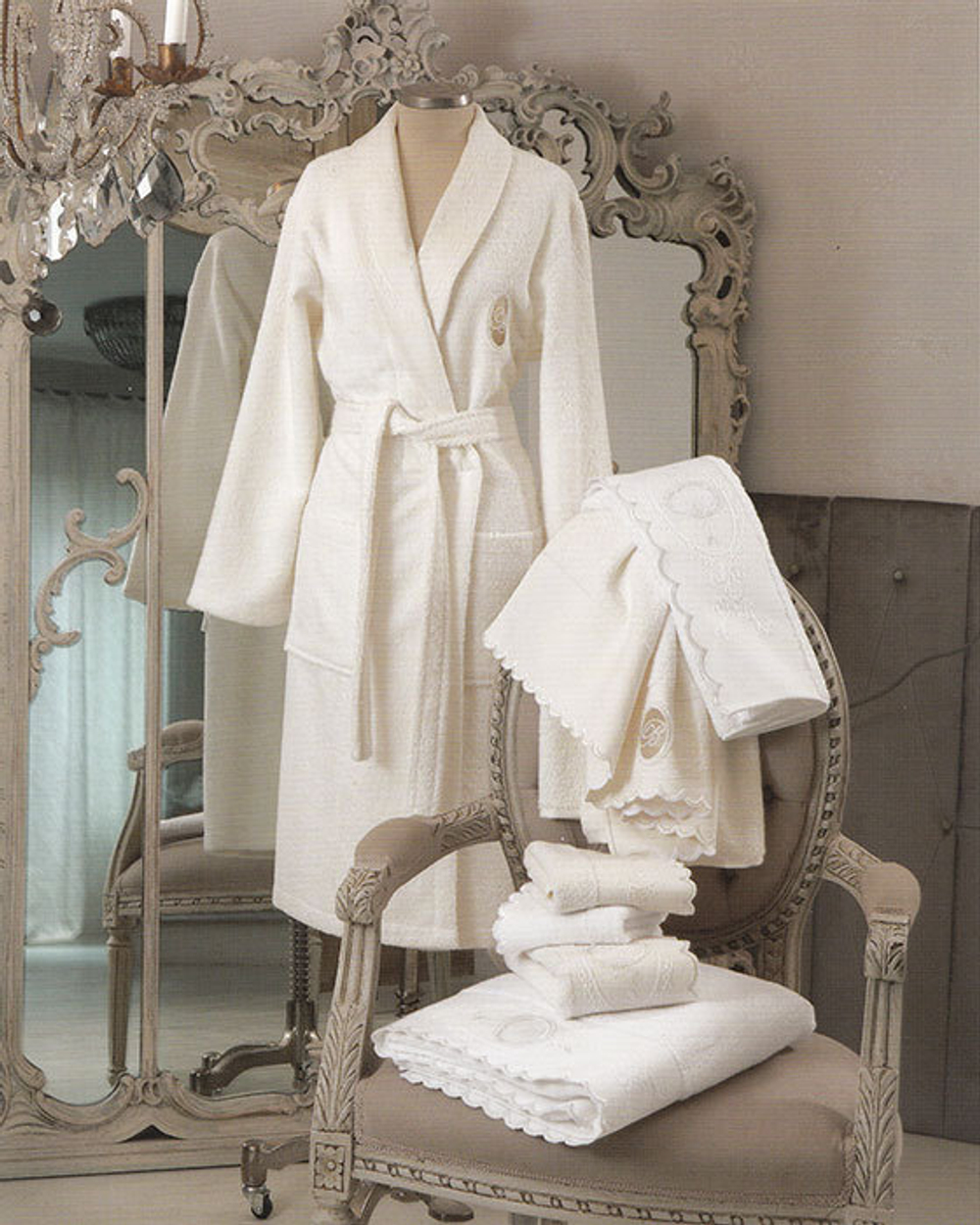 Халат женский махровый Anjelica белый с апликацией от Blumarine Италия