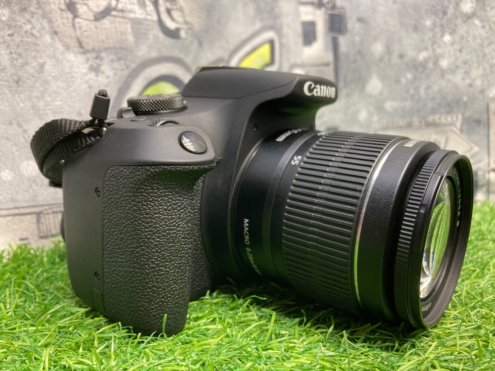 Canon 2000D Kit 18-55mm 3.5-5.6 III 850 кадров