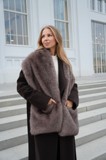 Меховой шарф с карманами смоки-тауп