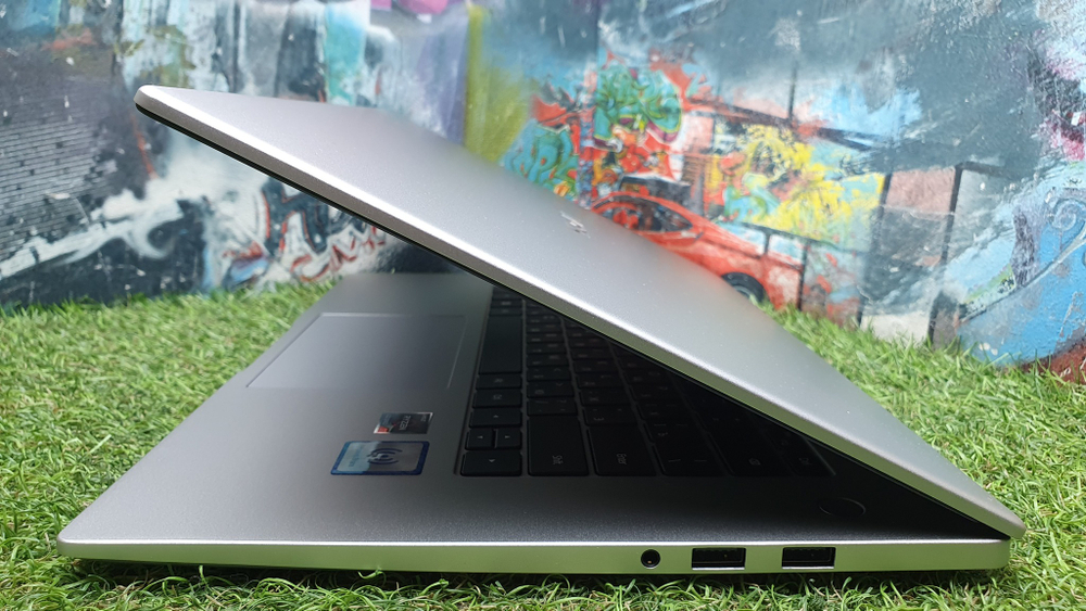 Ноутбук Huawei Ryzen 7/8Gb/FHD