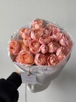 Букет из кустовых пионовидных роз