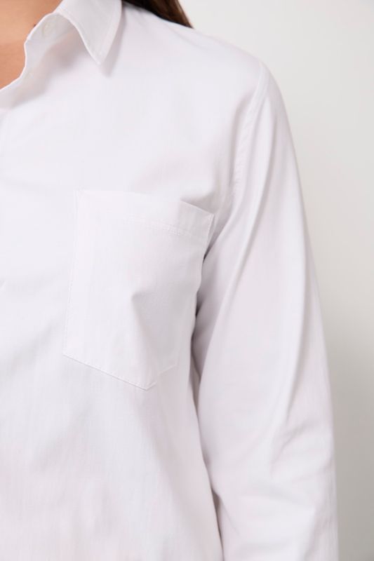 Рубашка удлиненная с карманом; белый