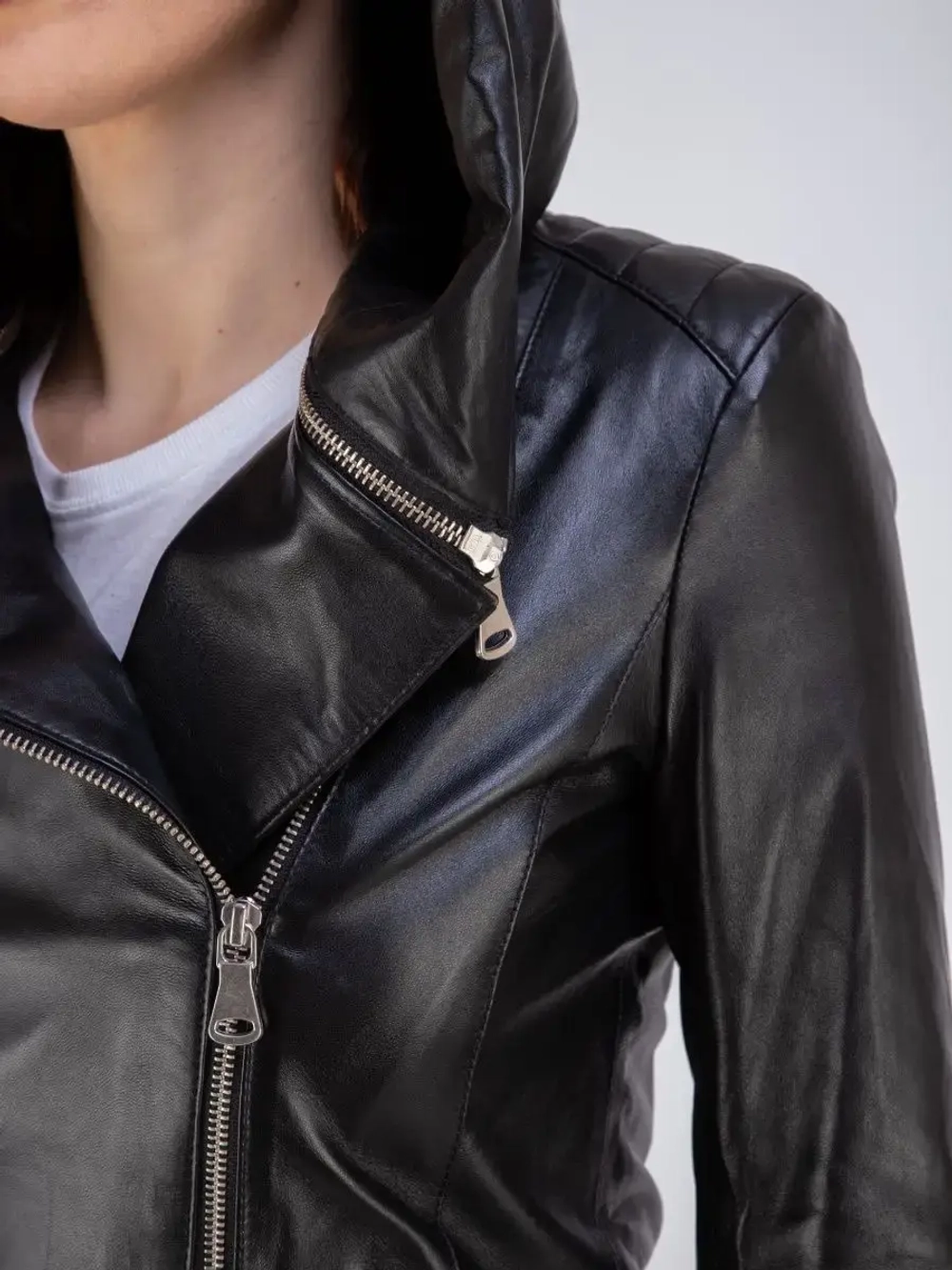 Куртка женская из натуральной кожи с капюшоном трансформер