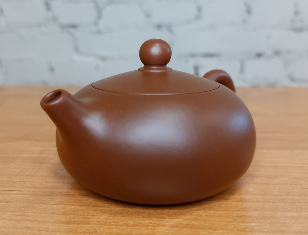 259302 Чайник ИСИН "БЯНЬ СИШИ" (Плоский Сиши" 140мл, в подар.коробке, глина корич.