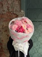 Букет из кустовых пионовидных роз, одноголовой розы, диантусов и хризантемы в розовом оттенке