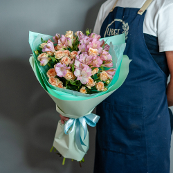 Сборный букет в нежном оформлении с кустовой розой и альстромерией