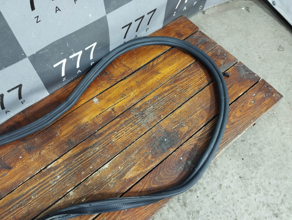 Уплотнитель багажника Volkswagen Tiguan 2 16-нв Б/У Оригинал 5NA827705