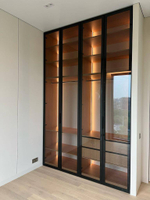 Индивидуальная гардеробная с подсветкой и стеклянными дверями – идеальное решение