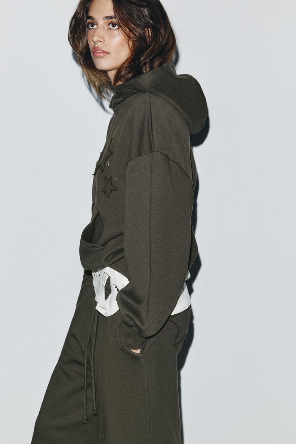 ZARA ТОЛСТОВКА С ЭФФЕКТОМ ПОТЕРТОСТИ, ЗВЕЗДАМИ И ЗАКЛЕПКАМИ, ТЕМНО-КОРИЧНЕВЫЙ