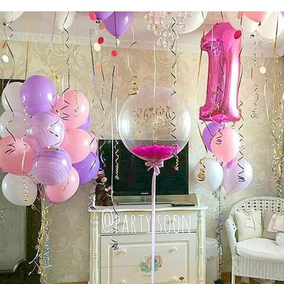 Композиция из воздушных шаров с перьями и цифрой 1