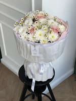 Авторский букет сборный из хризантемы, ромашки и роз