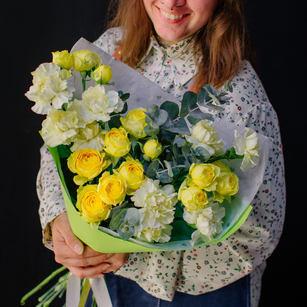 40. Лимонный букет с розами и диантусами