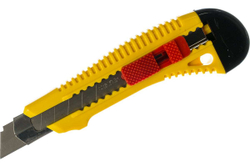 Упрочненный нож с металлической направляющей и сдвижным фиксатором Stayer FORCE-M сегментированные лезвия 18 мм 0913_z01