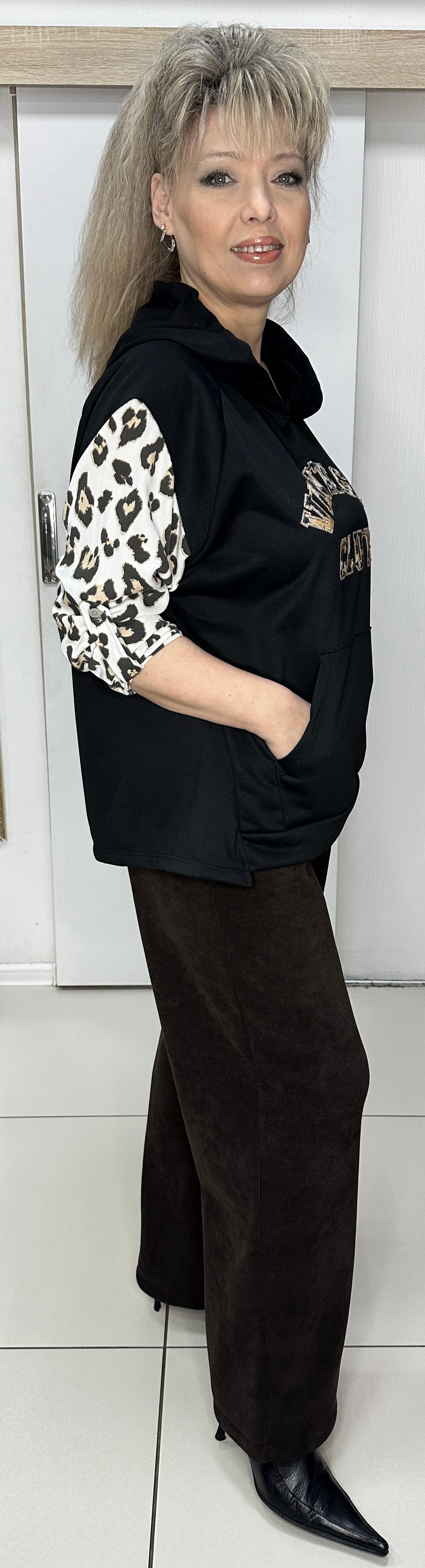 Комбинированная худи с капюшоном и кармашком "кенгуру"