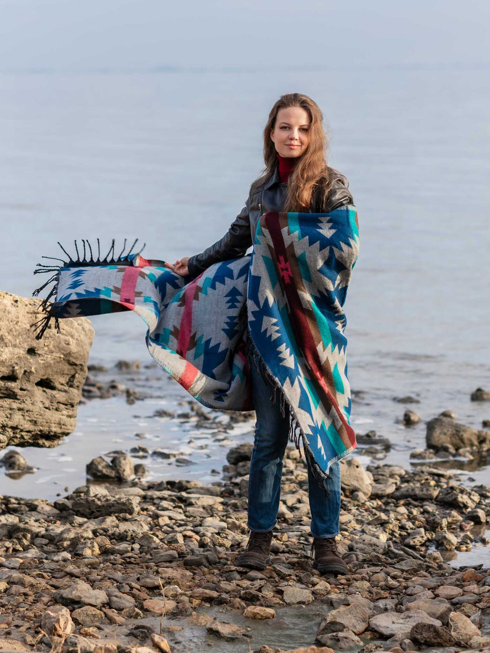 Палантин теплый с орнаментом Навахо