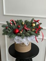 Композиция из хвои с новогодними игрушками