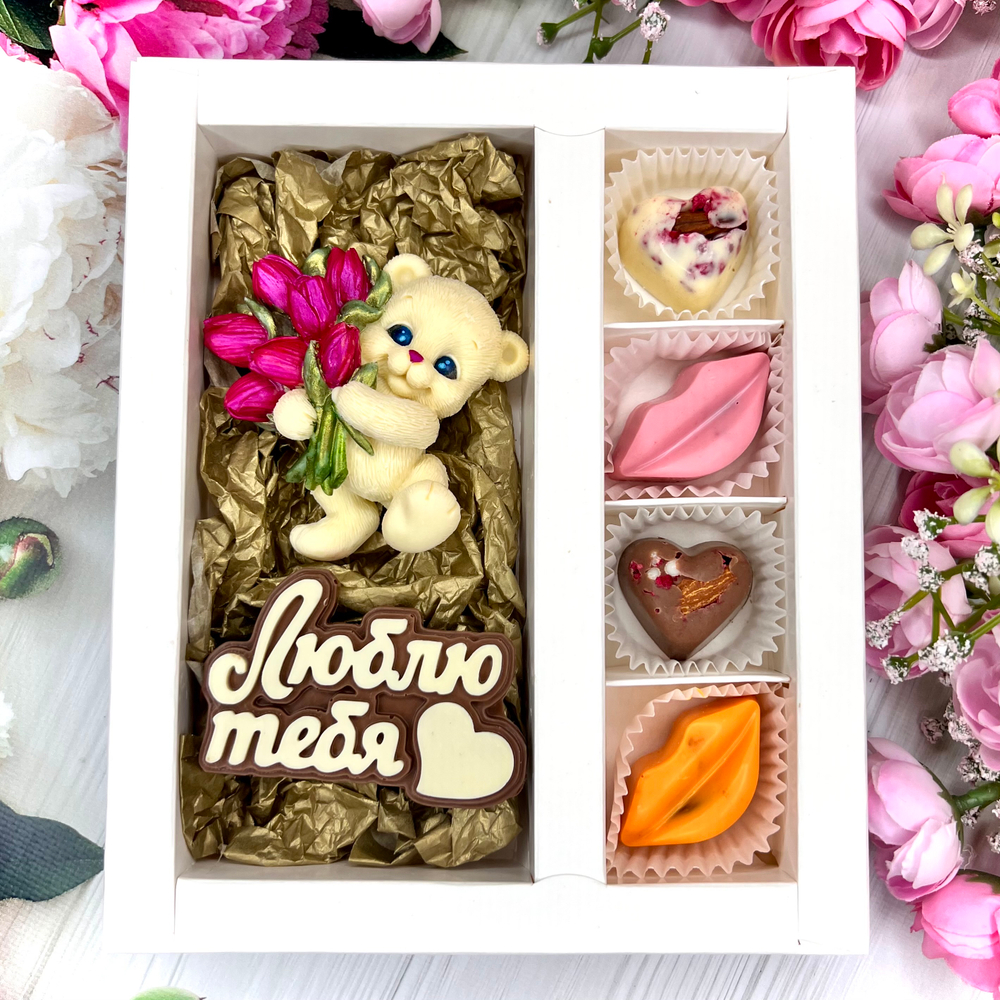 Шоколадный набор: "Люблю тебя. Мишка с тюльпанами": шоколадка-надпись и 4 конфеты ручной работы