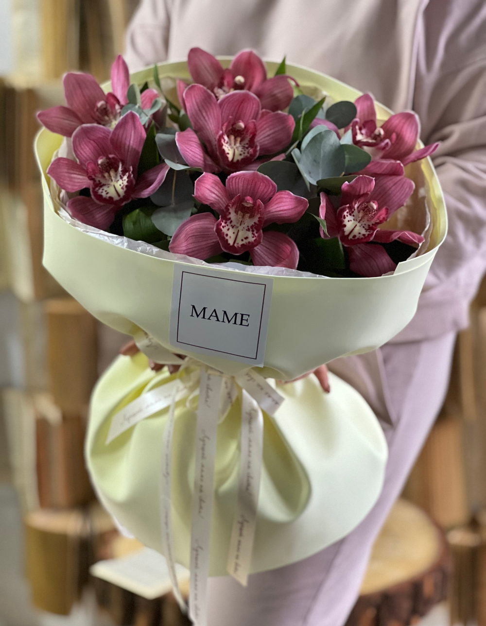 Орхидея Цимбидиум и эвкалипт в нежном воздушном оформлении