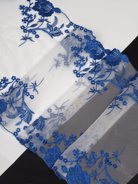 Вышивка на сетке молочная с васильком неэластичная 31 см ОТРЕЗЫ